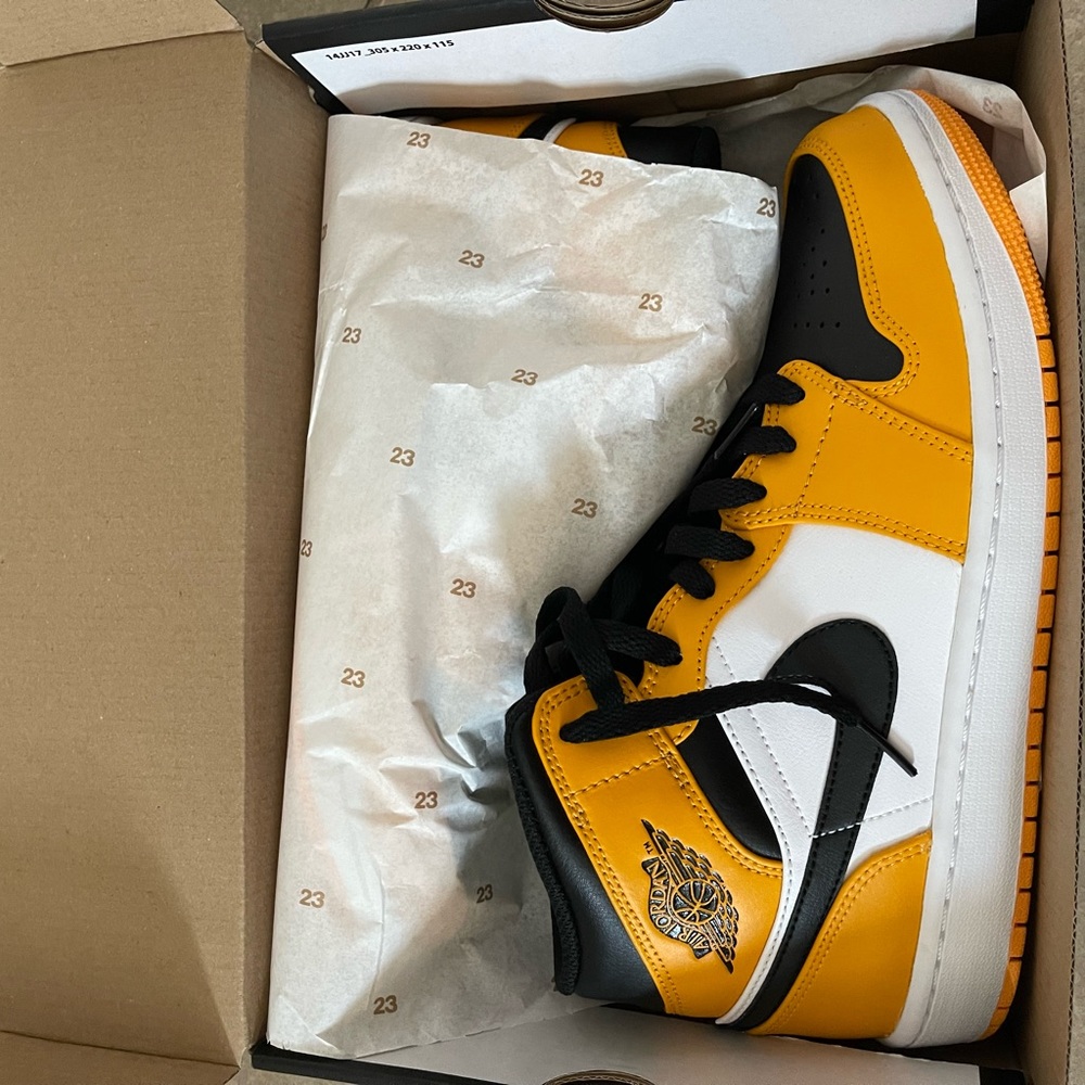 Nike airjordan black and yellow